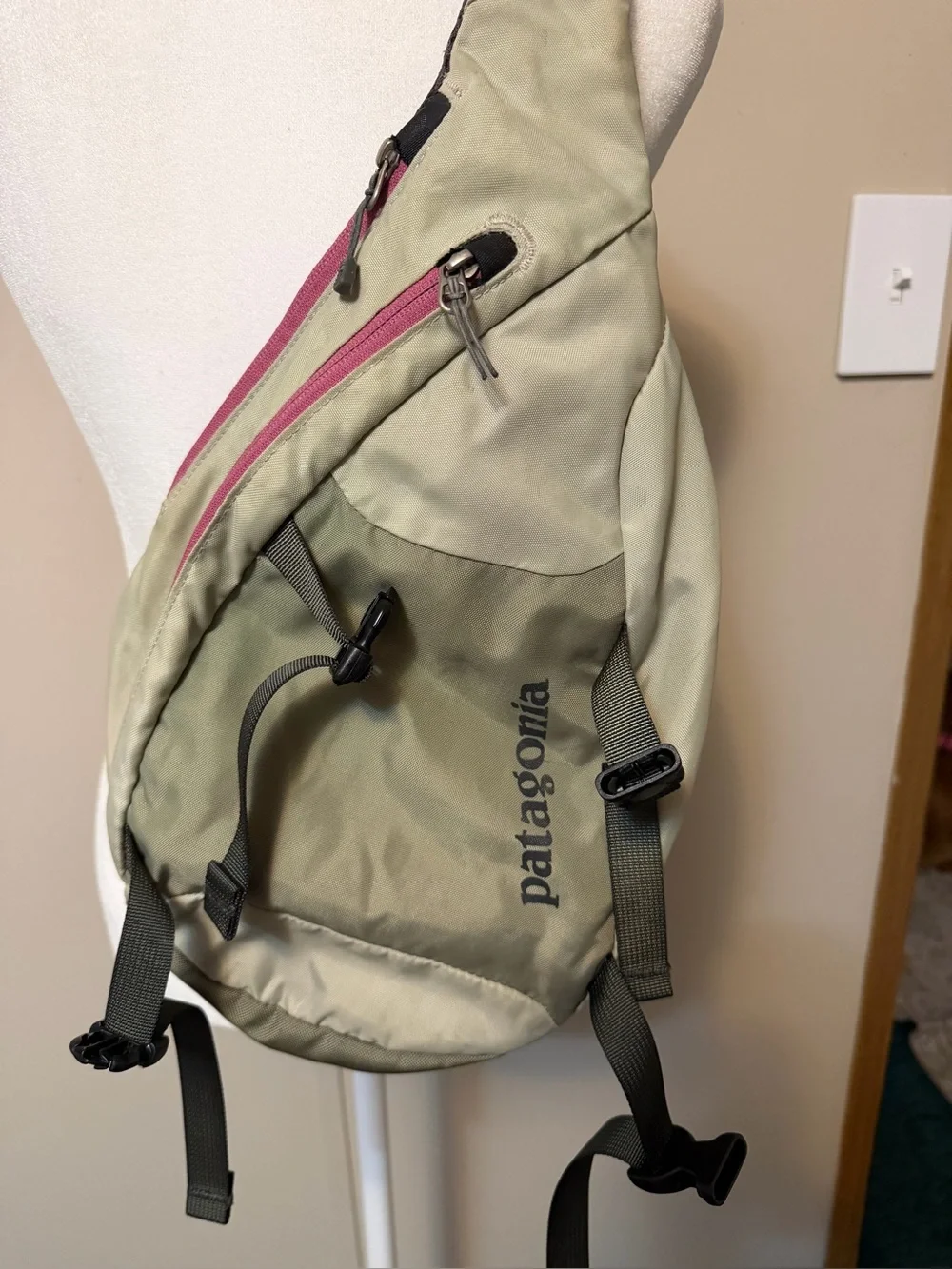 Patagonia Vintage 2013 Atom Sling Bag 8L - Sage Green / Pink (SP13)